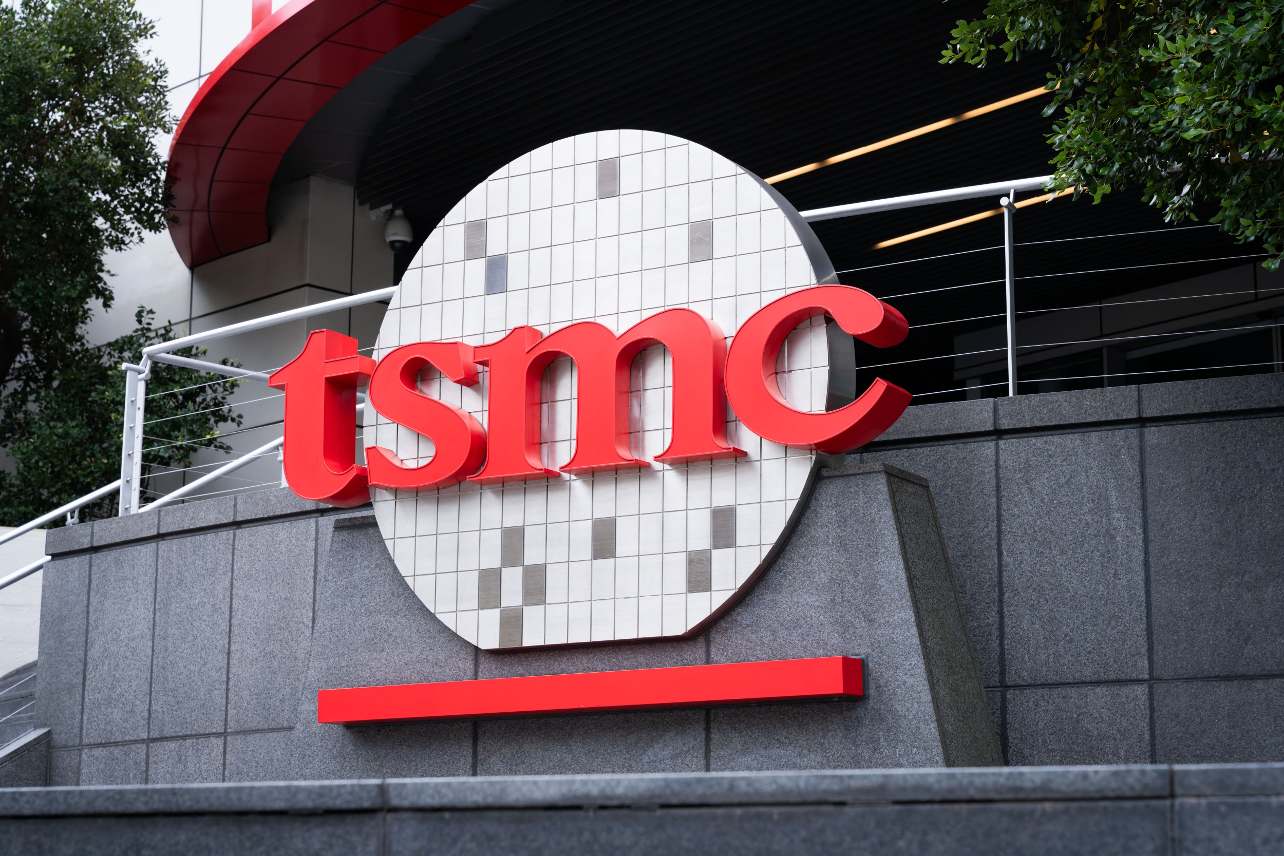 TSMC Joins PLP Race, Challenging Samsung's Head Start