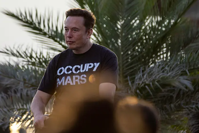 Musk Envisions Starlink: Satellite Internet Meets Smartphones!