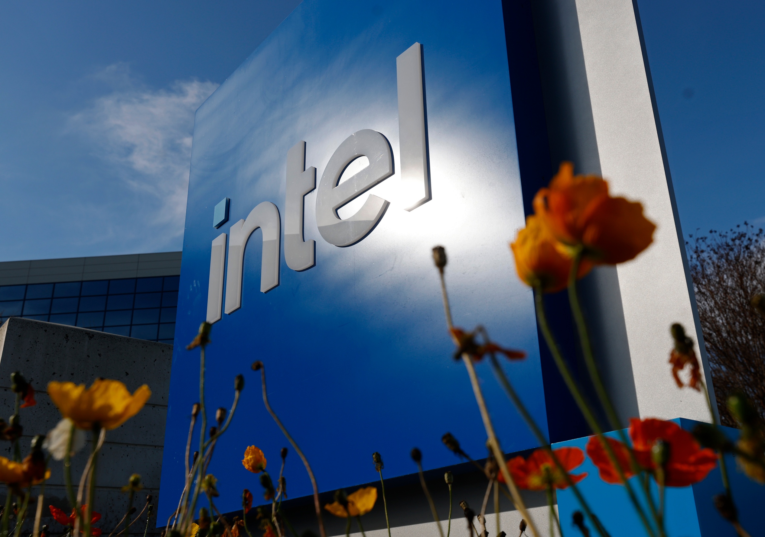 Intel and Apple Battle it Out: Core 5 320 vs A18 Pro