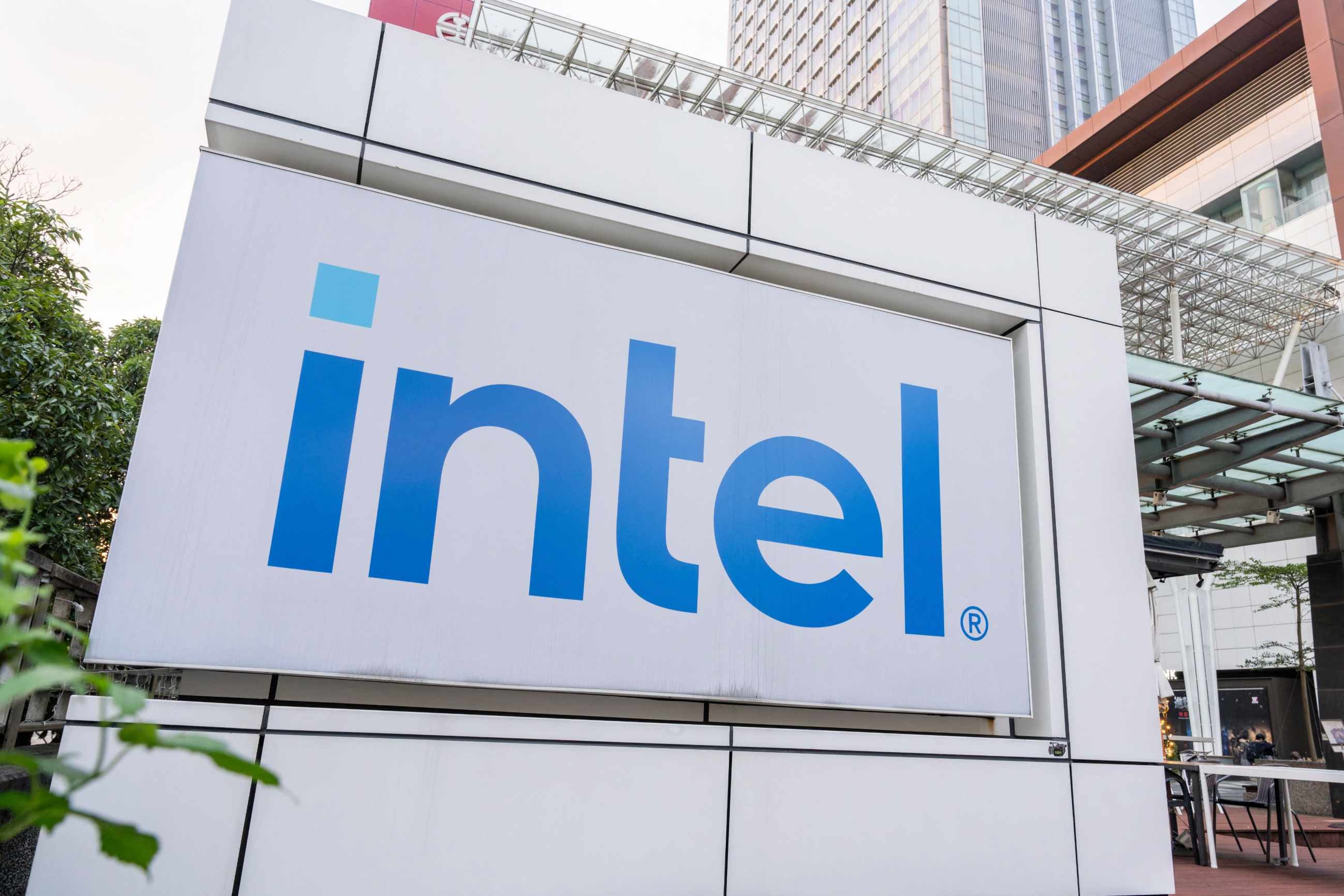 Intel Makes History with High-NA EUV Chip Production!