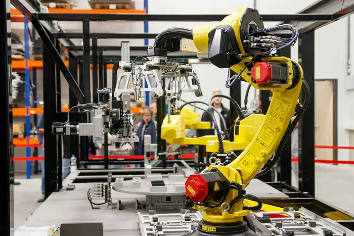 Revolutionizing Manufacturing: Robotics and Automation Drive Efficiency and Safety!