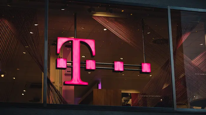 T-Mobile and Starlink Launch Groundbreaking T-Satellite Service!