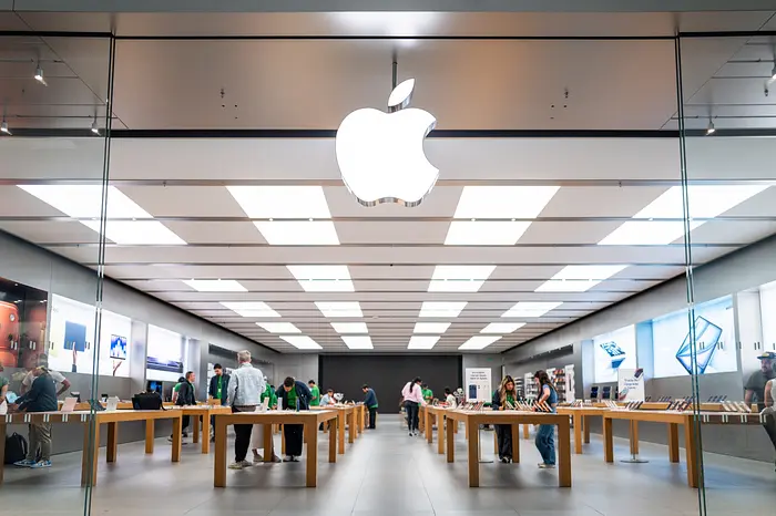 Apple Eyes 13.8-Inch OLED MacBook for Future Launch