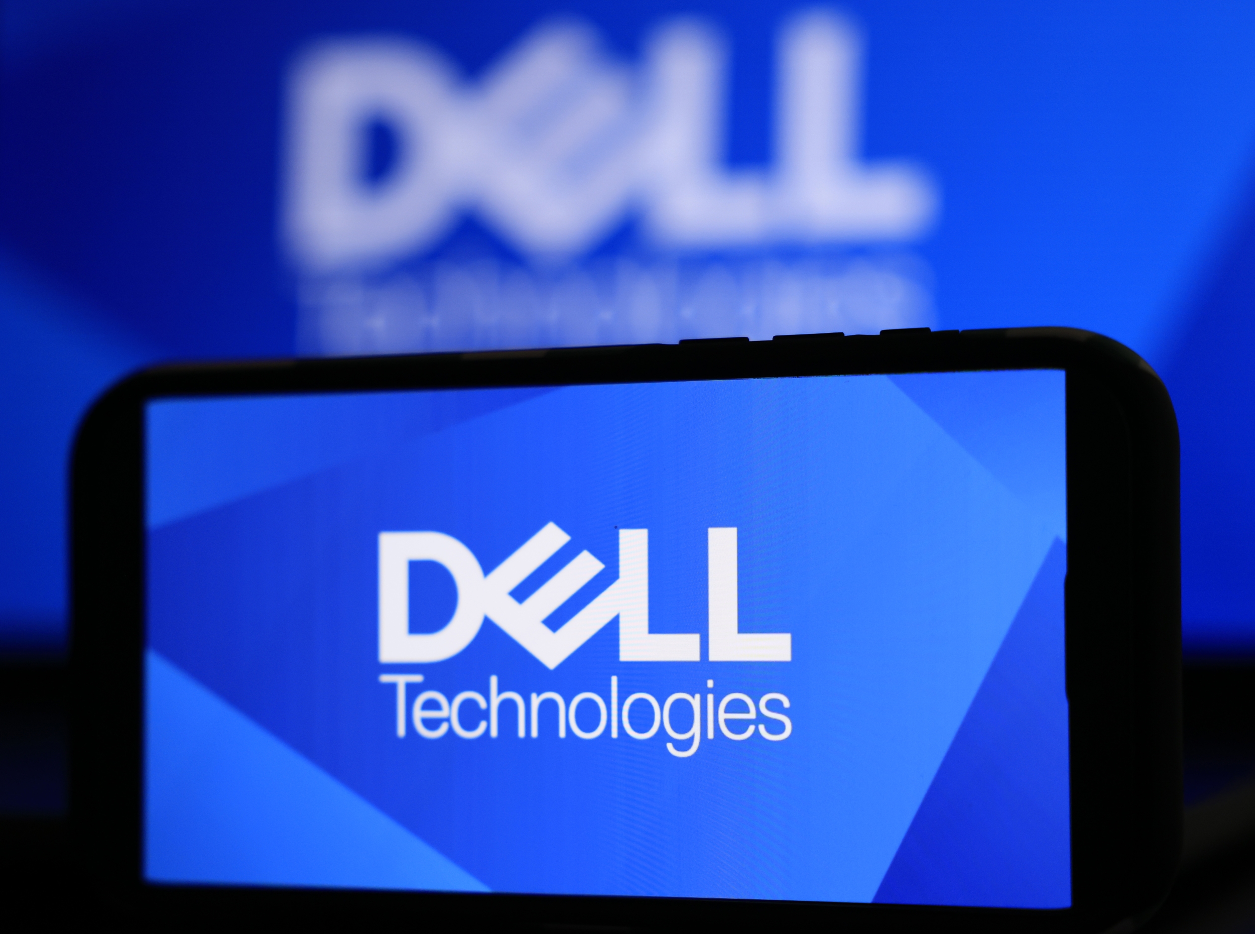 Dell and HPE Lead AI Server Surge with Record Revenues!
