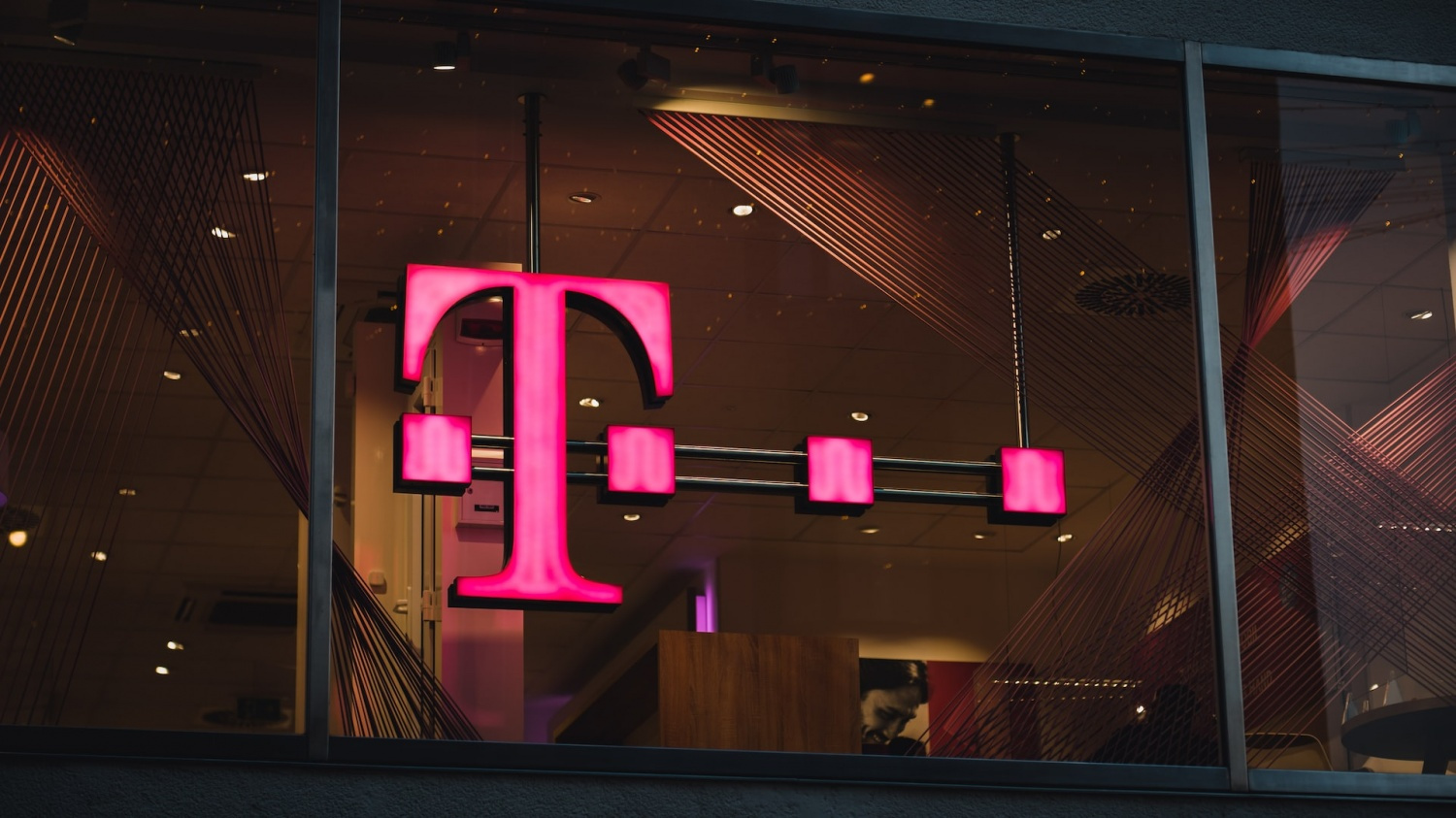 T-Mobile and Starlink Launch Groundbreaking T-Satellite Service!