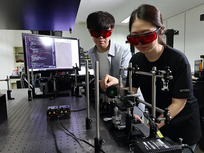 Revolutionary Chip Design Makes Light Programmable!