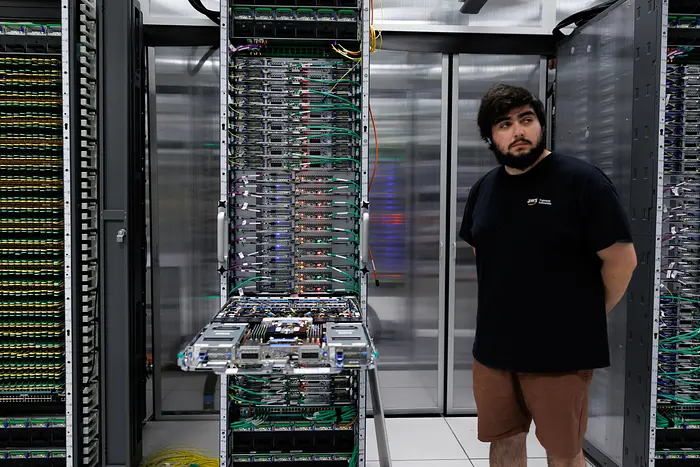 AWS's GraphRAG Revolutionizes Pharma Research, Slashes Cycles from 6 Months to 3 Weeks!